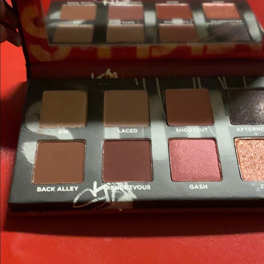 Eyeshadow - Picture 2 of 3